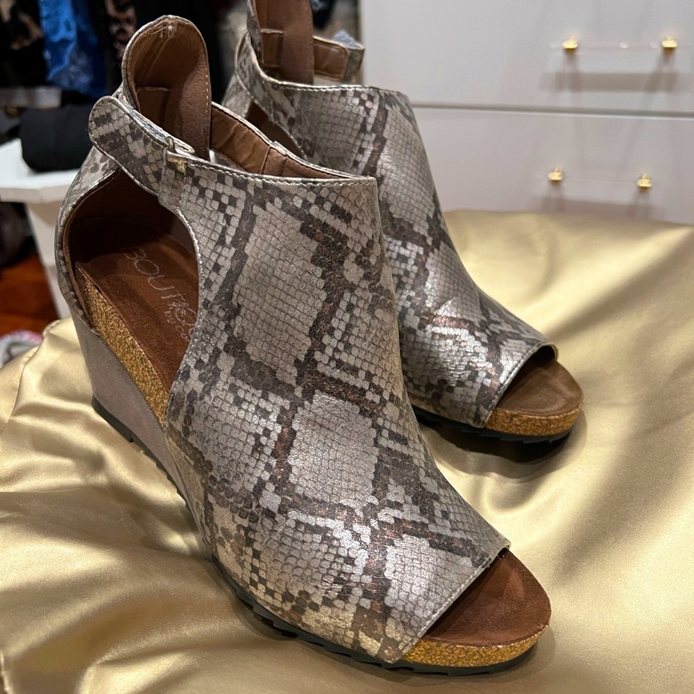 Super cute wedges in brown & gold snake print